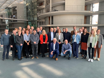 große Gruppe von Personen im Innenbereich des Deutschen Bundestages