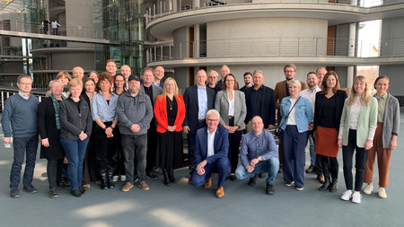 große Gruppe von Personen im Innenbereich des Deutschen Bundestages