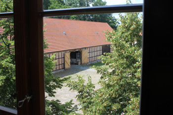 Blick aus Fenster zu Fachwerkscheune