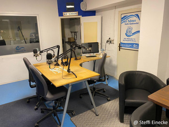 Radiostudio mit drei Mikrofonplätzen 