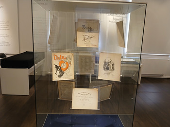 eine Ausstellungsvitrine mit alten Sammlungen von Notenblättern