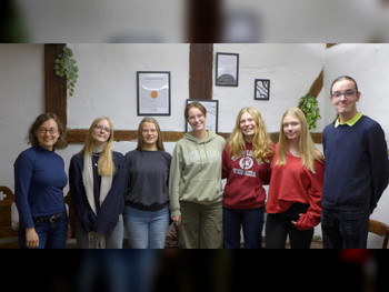 Gruppe von Jugendlichen lächelt in die Kamera