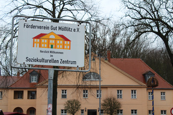 Schild Förderverein Gut Mößlitz vor Gutshaus
