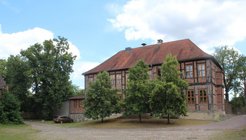 Altes Gutshaus mit 3 großen Bäumen