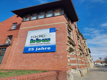Backsteingebäude mit großem Schild Aufschrift Radio hbw