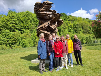 VertreterInnen Sachsen-Anhalts an einer Bronzestatue des Purple Path