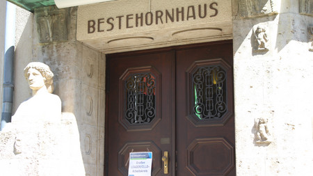 Eingangstür Bestehornhaus mit Büste