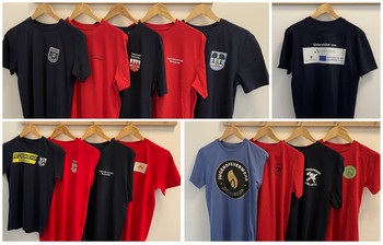 Kollage von Bildern von T-Shirts mit verschiedenen Logos von Jugendfeuerwehren