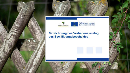 Tafel an Gartenzaun aus Holz mit Efeuranke