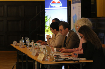Das Podium von der Seite