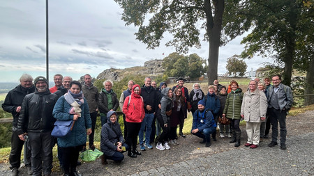 Exkursionsteilnehmenden auf der Burg- und Festungsruine Regenstein 