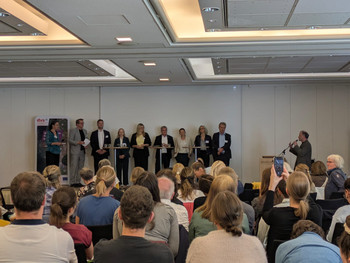 Das Plenum zur Diskussion rund um die kommende Förderperiode: v.l.n.r. Nadine Rathofer (DVS), Stefan Kämper (DVS), Michael Schmitz (Europabüro des Deutschen Landkreistages), Sabrina Repp (Mitglied Europäisches Parlament), Barbara Smith (Sprecherin der LEADER-Regionen in Baden-Württemberg), Dr. Hartmut Berndt (BAG LAG), Melanie Steinbacher (Vertreterin für Tirol im LEADER forum Österreich), Martina Weber (Niedersächsisches Ministerium für Ernährung, Landwirtschaft und Verbraucherschutz) und Bernd Söntgerath (Bundesministerium für Landwirtschaft, Ernährung und Heimat)