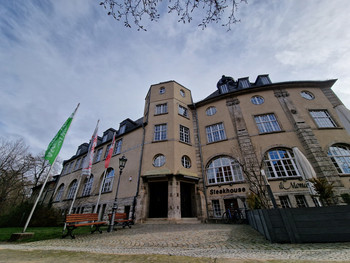 Gebäude mit 3 Fahnenmasten (Bestehornhaus Aschersleben)